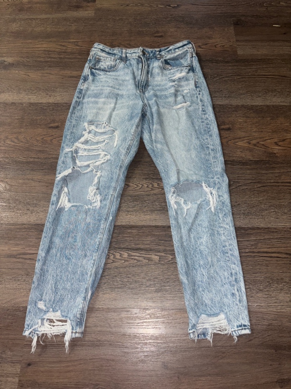 American Eagle Light Blue Distressed women’s  Jeans size 8 (high waisted)